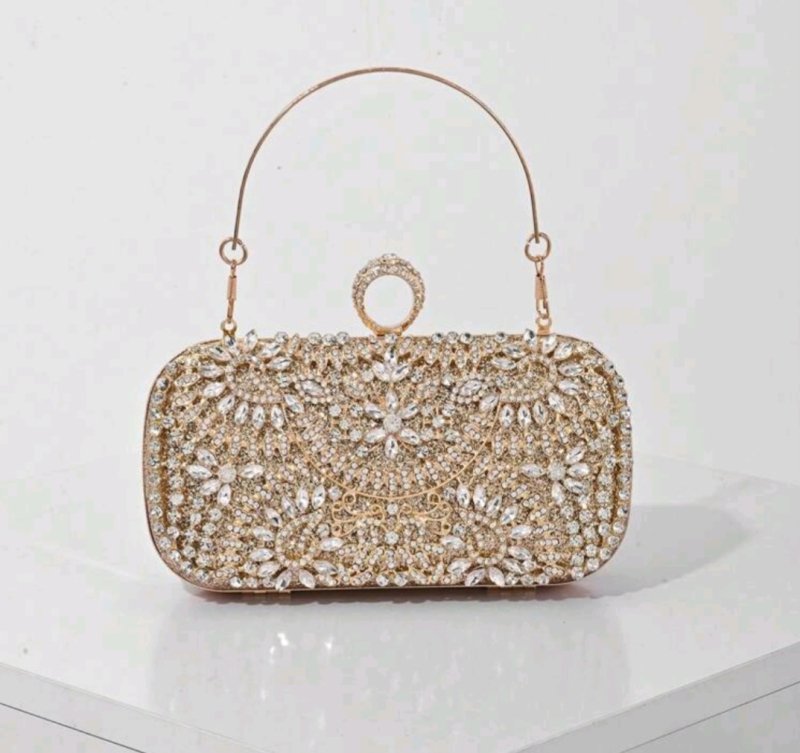 Елегантна златиста чантичка с бели камъни