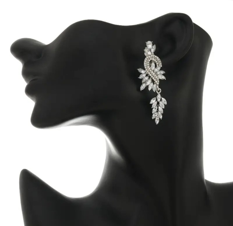 Сребристи обеци с бели камъни