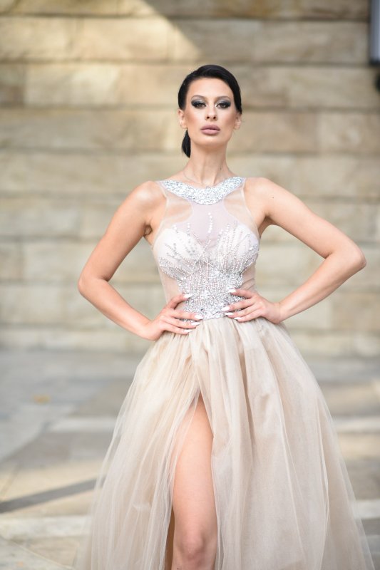 Дълга рокля с тюл и камъни