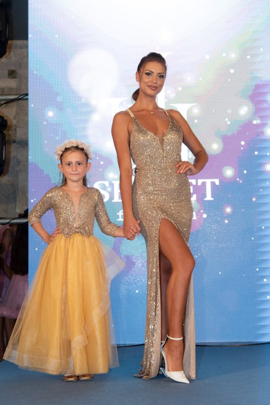 Комплект дълги рокли за майка и дъщеря от златисти пайети