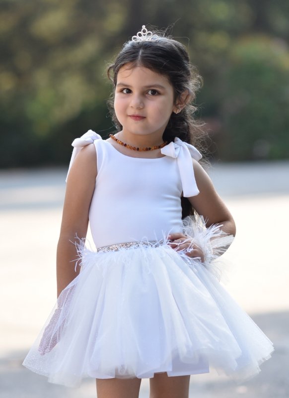 Детска рокля от тюл в бяло с перца
