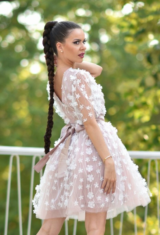 Дамска рокля с бяла 3D дантела на цветя и тюл пудра