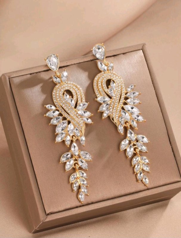 Златисти обеци с бели камъни