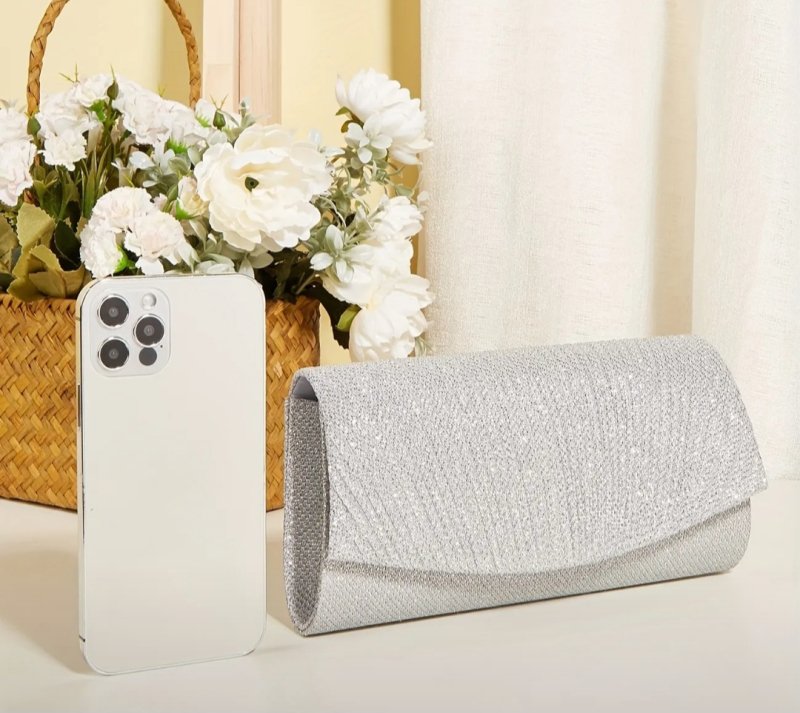 Сребриста чантичка с верижка