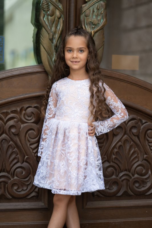 Детска рокля с бяла дантела и перца