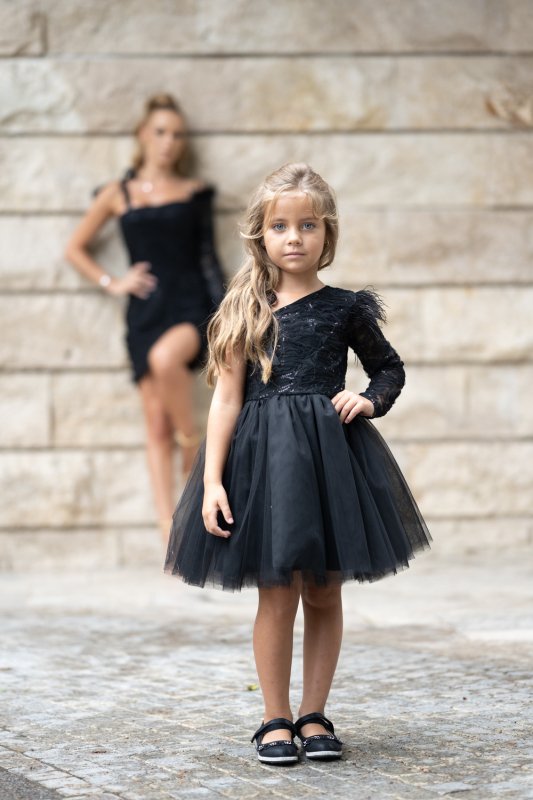 Детска рокля от черна дантела с пера