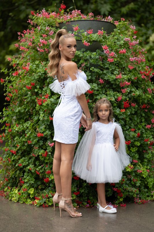 Комплект рокли за майка и дъщеря от бяла дантела с пера и тюл