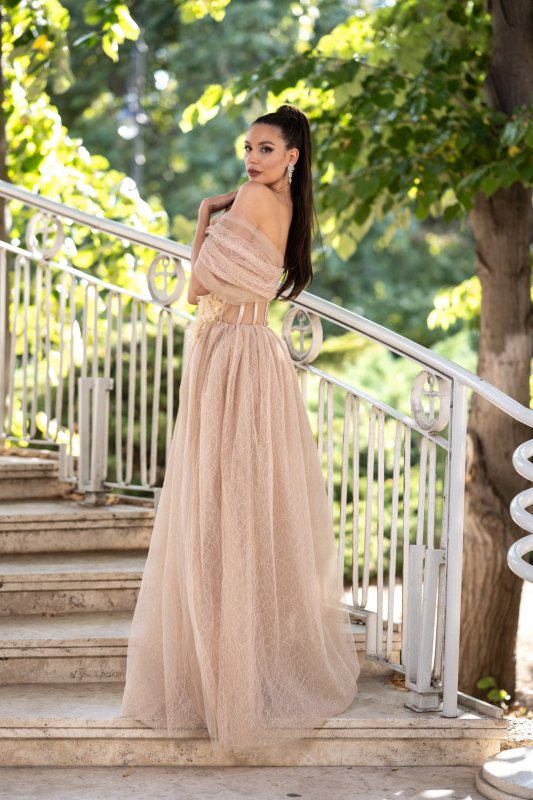 Бежова дълга рокля с корсет и деликатен блясък 