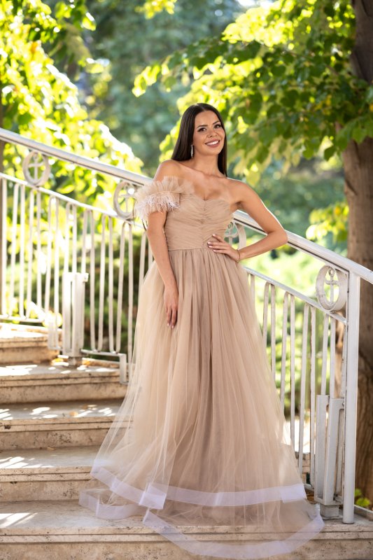 Дълга бежова рокля с тюл 