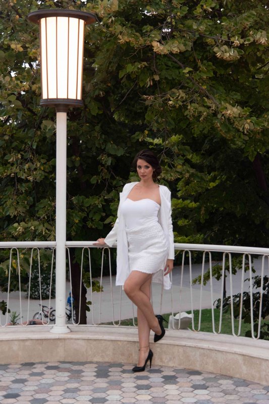 Комплект къса бяла рокля и сако