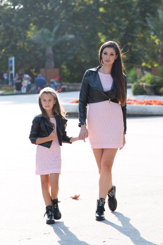 Комплект еднакви кожени якета за майка и дъщеря