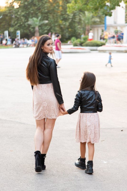 Комплект еднакви кожени якета за майка и дъщеря