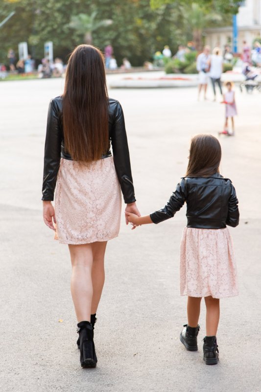 Комплект еднакви кожени якета за майка и дъщеря