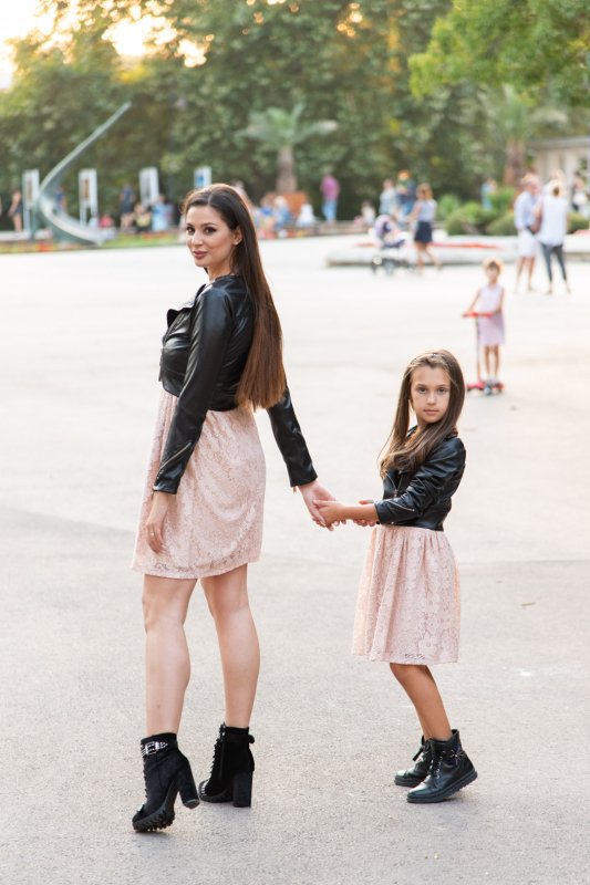 Комплект еднакви кожени якета за майка и дъщеря