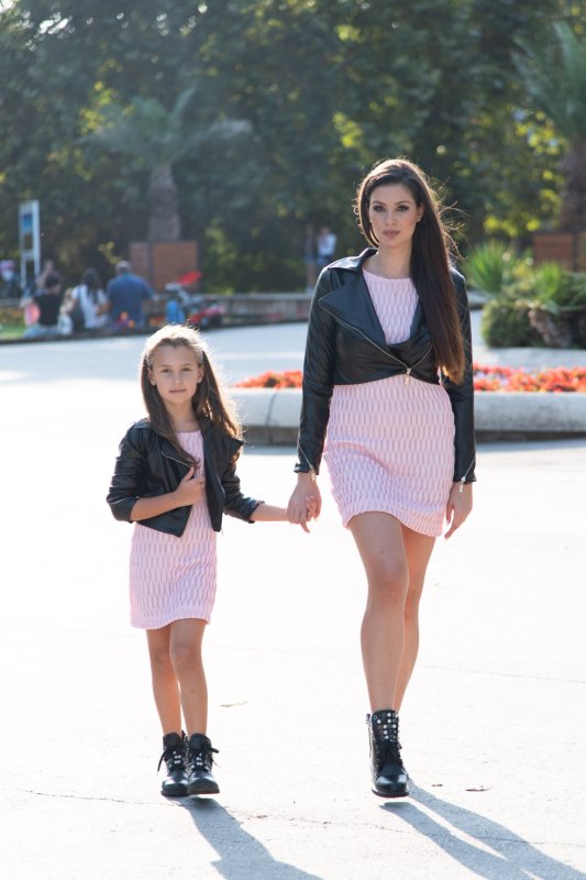 Комплект еднакви кожени якета за майка и дъщеря