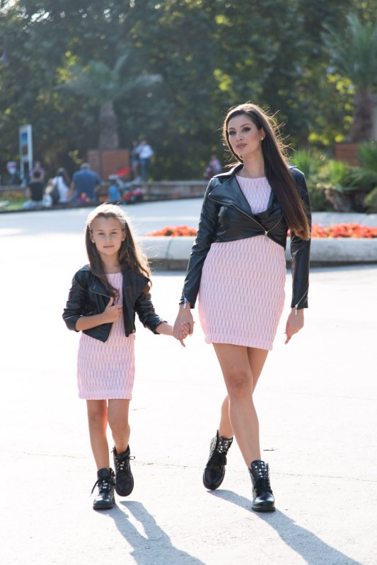 Комплект еднакви кожени якета за майка и дъщеря