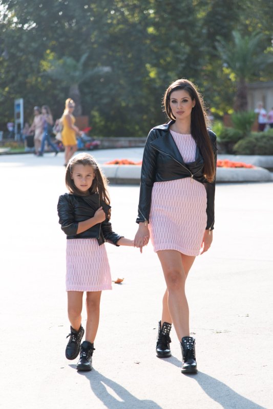 Комплект еднакви кожени якета за майка и дъщеря