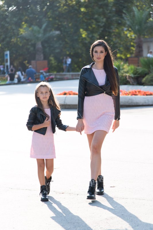 Комплект еднакви кожени якета за майка и дъщеря