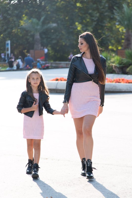 Комплект еднакви кожени якета за майка и дъщеря