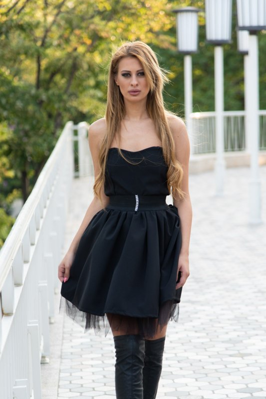 Къса рокля бюстие с тюл и колан