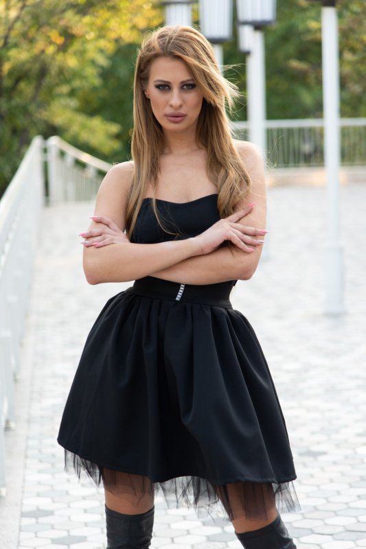 Къса рокля бюстие с тюл и колан