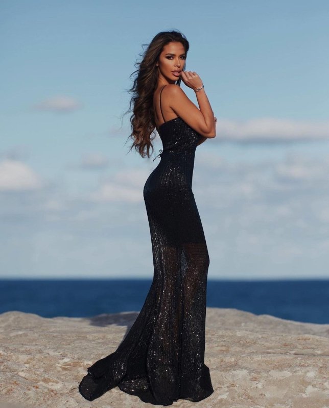 Дълга официална рокля от пайети с тънки презрамки