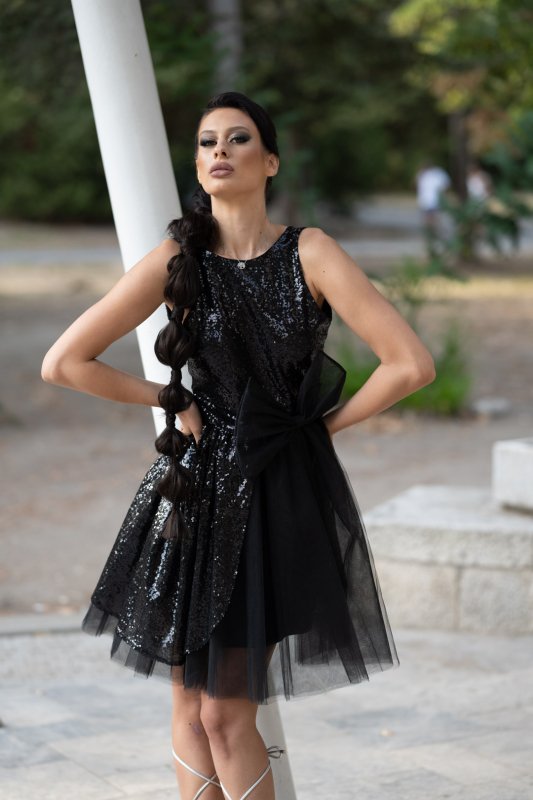 Къса рокля с тюл и пайети
