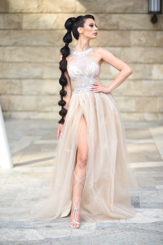 Дълга рокля с тюл и камъни