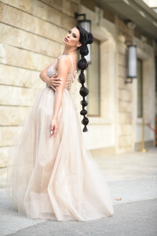 Дълга рокля с тюл и камъни