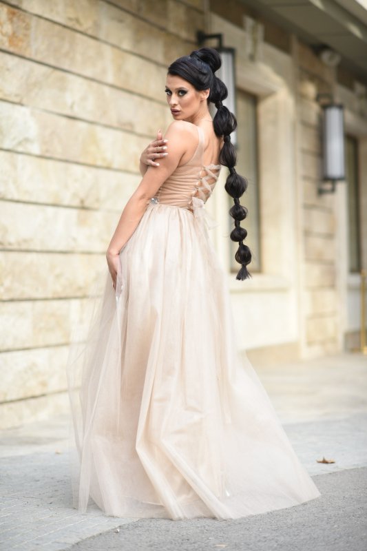 Дълга рокля с тюл и камъни