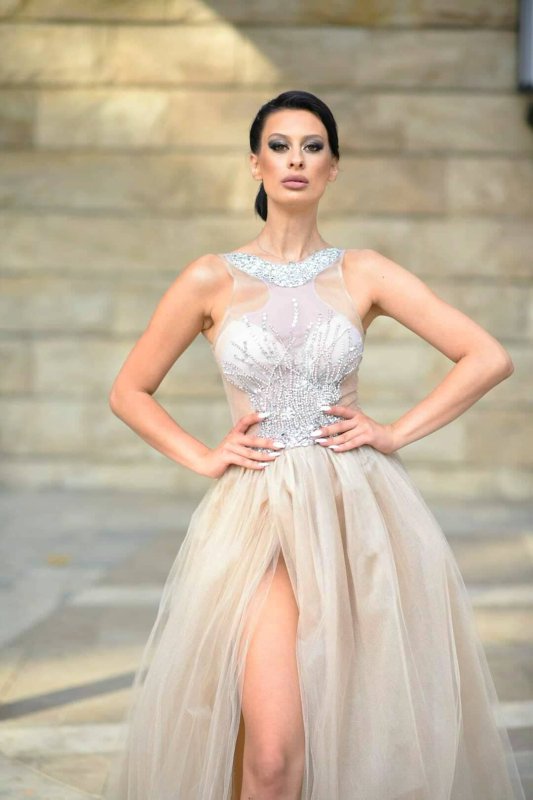 Дълга рокля с тюл и камъни