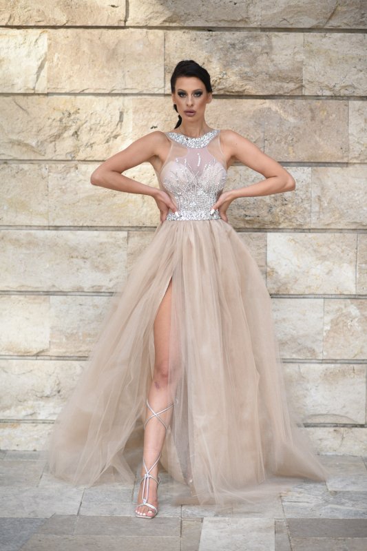 Дълга рокля с тюл и камъни