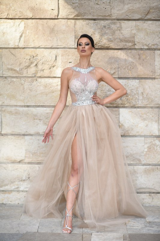 Дълга рокля с тюл и камъни