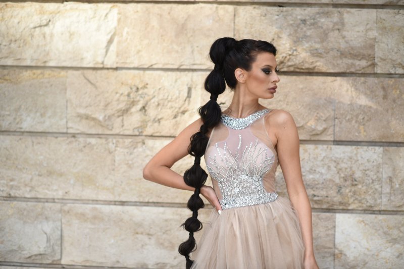 Дълга рокля с тюл и камъни