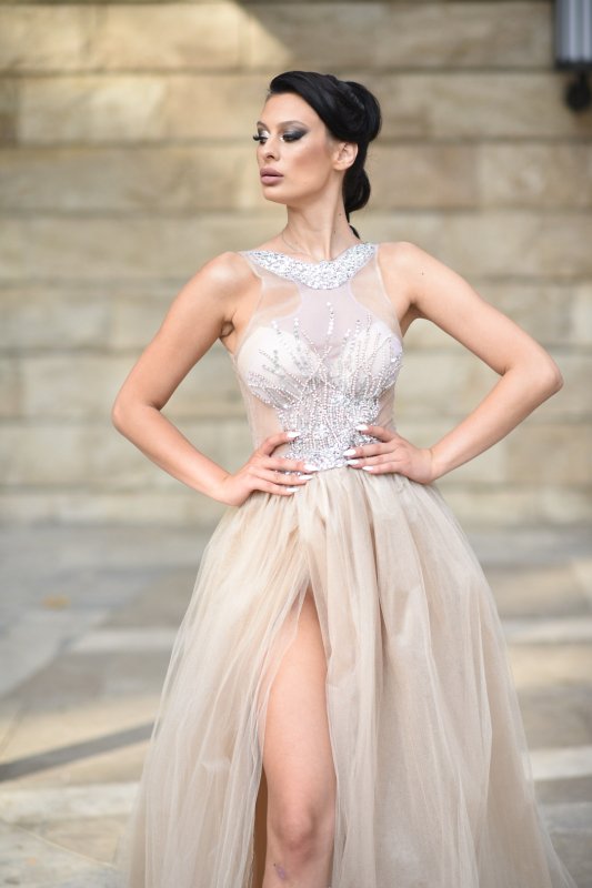 Дълга рокля с тюл и камъни