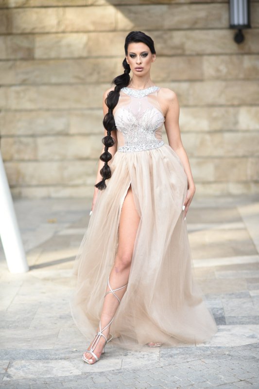 Дълга рокля с тюл и камъни