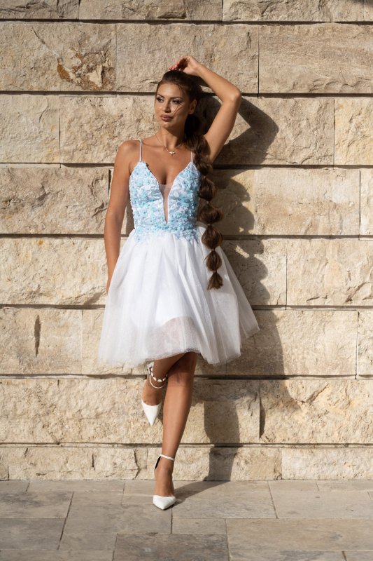 Рокля с 3D цветя и бял брокатен тюл