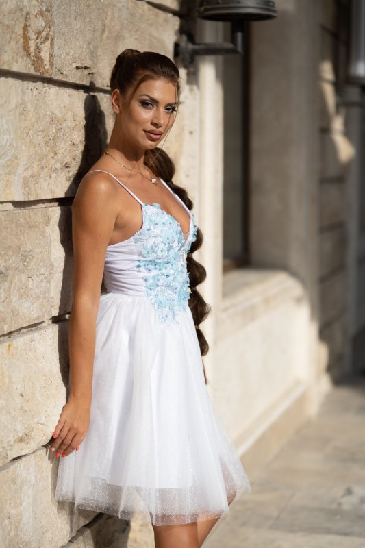 Рокля с 3D цветя и бял брокатен тюл