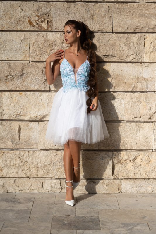 Рокля с 3D цветя и бял брокатен тюл