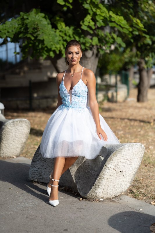 Рокля с 3D цветя и бял брокатен тюл