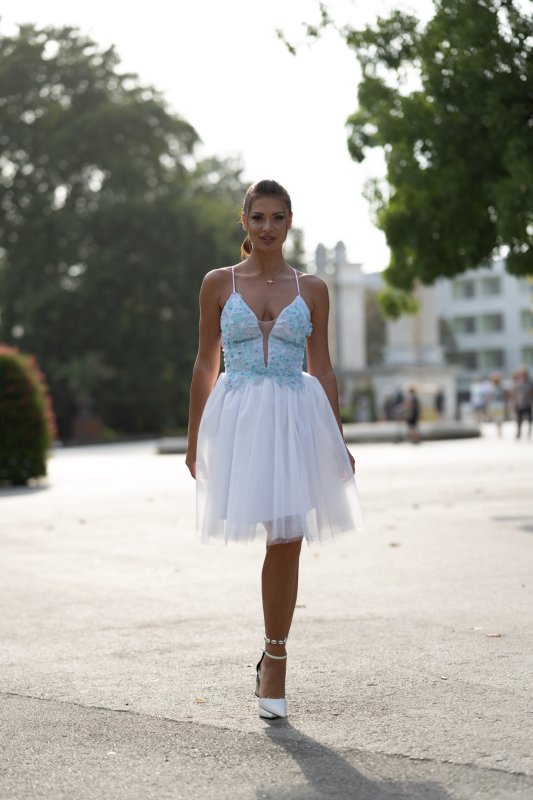 Рокля с 3D цветя и бял брокатен тюл