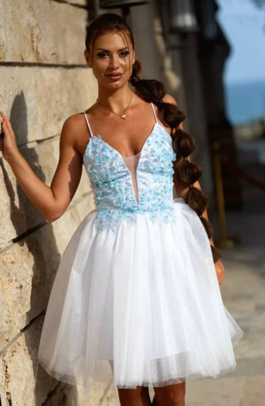 Рокля с 3D цветя и бял брокатен тюл