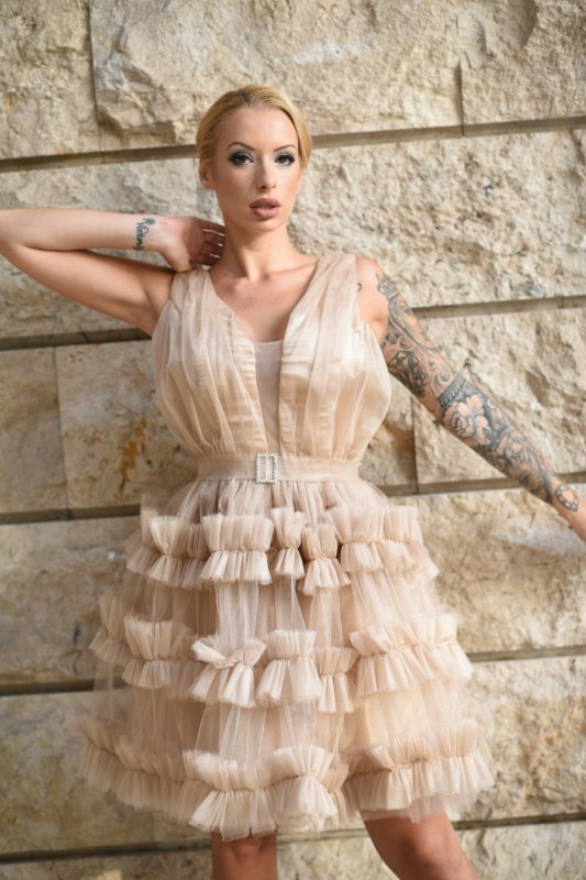 Къса рокля с тюл и волани