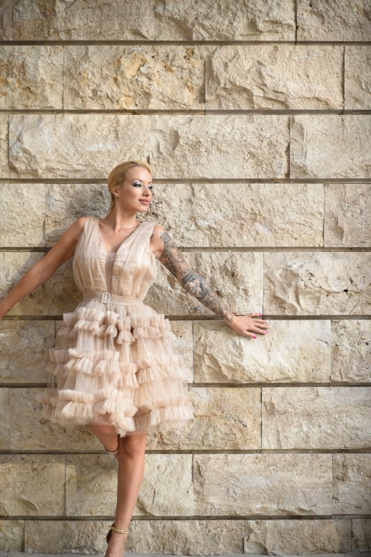 Къса рокля с тюл и волани