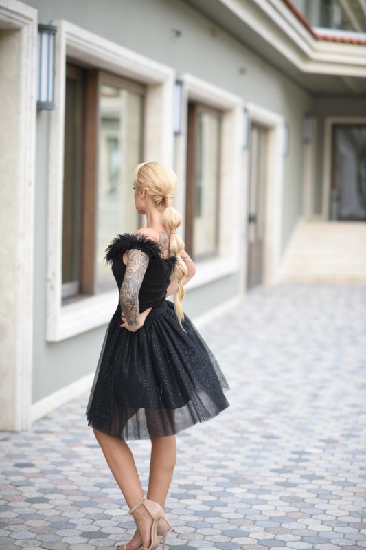 Къса рокля с брокатен тюл и перца