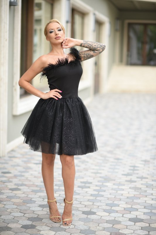 Къса рокля с брокатен тюл и перца