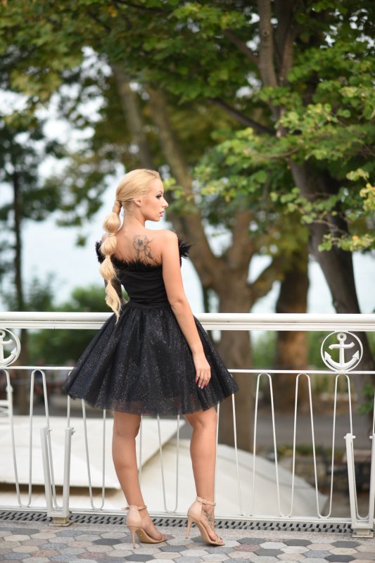 Къса рокля с брокатен тюл и перца