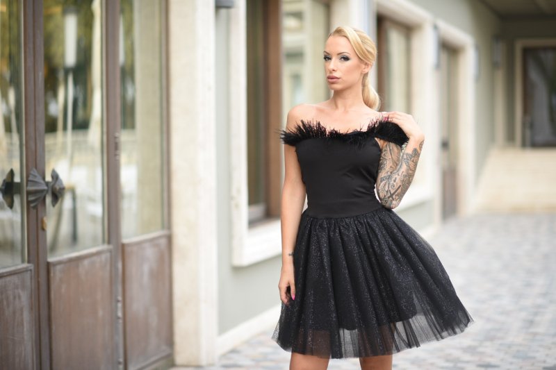 Къса рокля с брокатен тюл и перца