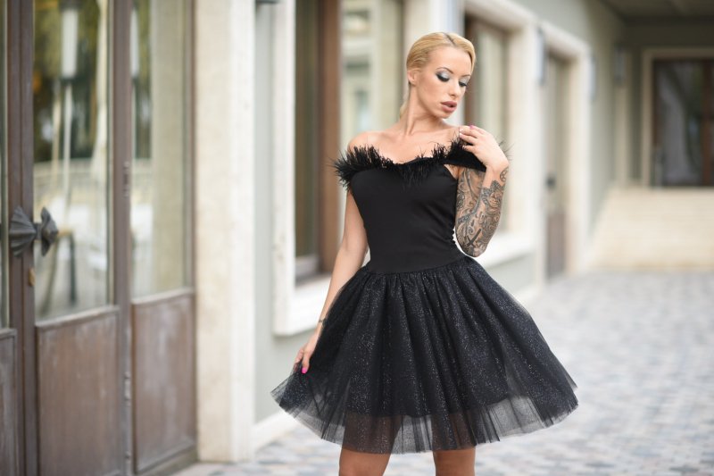 Къса рокля с брокатен тюл и перца