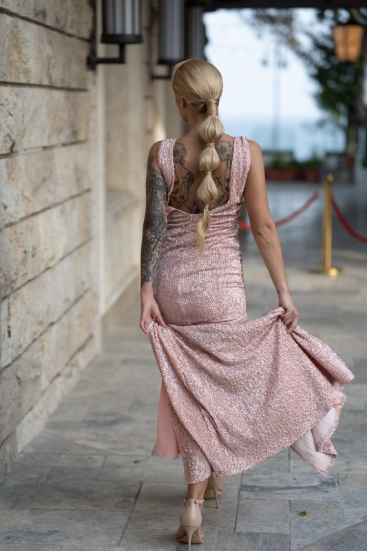 Дълга рокля от кадифе с пайети и цепка